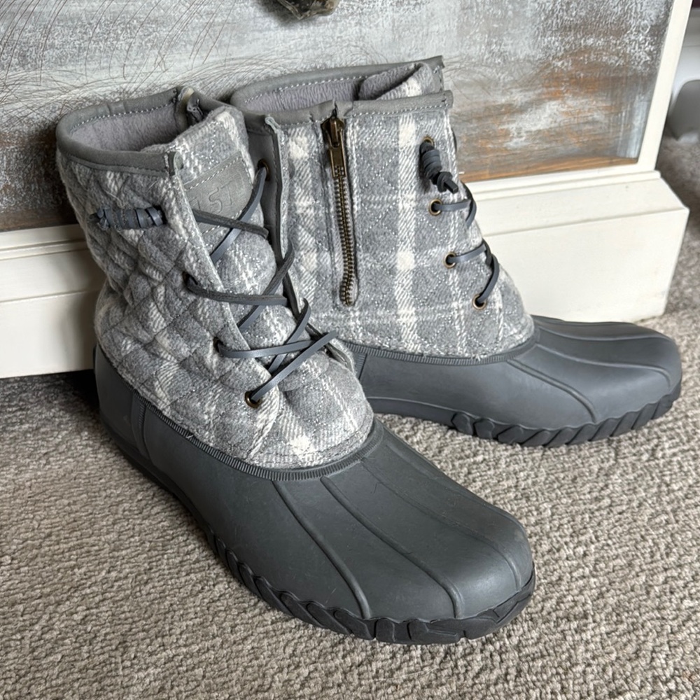 Stylish Gray Plaid Women's Winter Boots